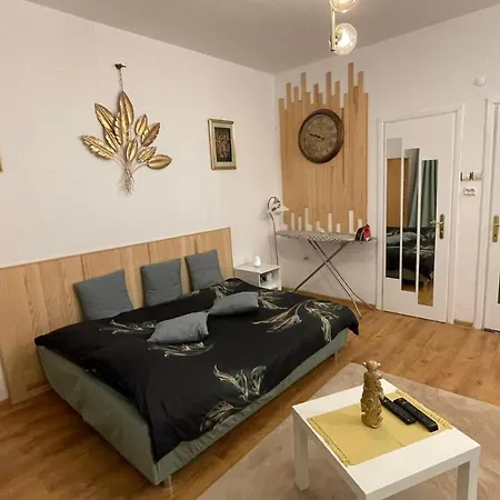 Mirror Chic. * Βουκουρέστι