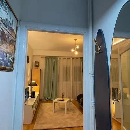 Apartment Mirror Chic. *